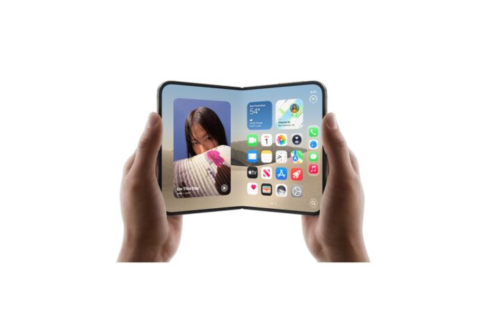 iPhone Duo, primul iPhone pliabil lansat de Apple, tinut deschis in maini, cu ecranul interior activ