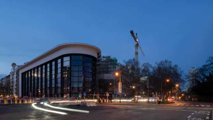 Fosta clădire Citroën din Bruxelles, în timpul transformării în muzeul Kanal, fotografiată seara în ianuarie 2026