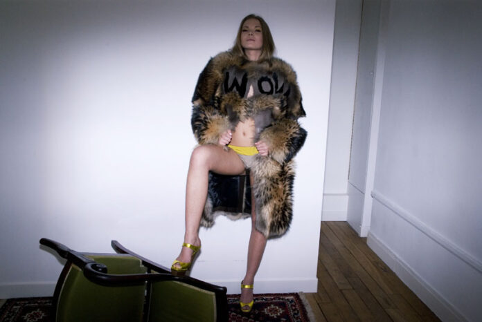 Modelul Jolanta poartă o haină Viktor & Rolf din colecția toamnă-iarnă 2008