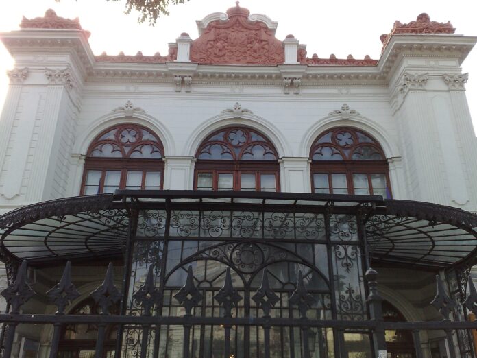 Fațada și marchiza Palatului Suțu din București
