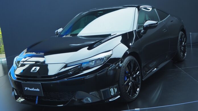 Honda Prelude negru, fotografiat într-un showroom din Bangkok