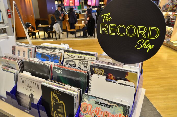 Discuri de vinil expuse într-un magazin de muzică
