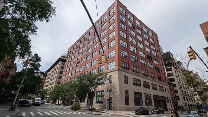 Clădirea de la 435 Hudson Street din New York, fotografiată în august 2024