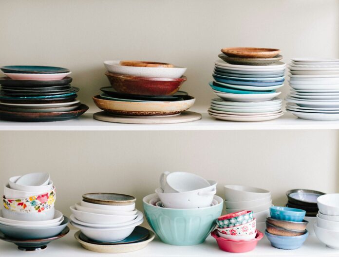 Farfurii și boluri de ceramică așezate pe rafturi