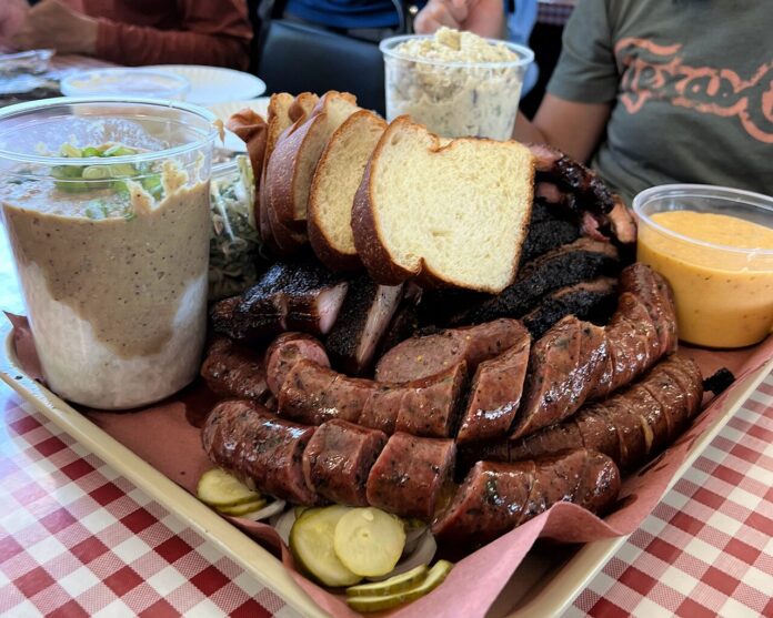 Platou cu barbecue, cârnați și garnituri la Goldee’s, în Fort Worth