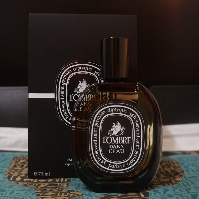 Flacon Diptyque L’Ombre dans l’Eau și cutia sa