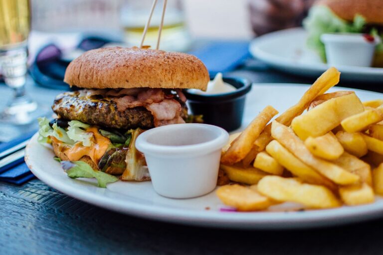 Top 3 locuri pentru burgeri în București: de la rețete creative la clasici