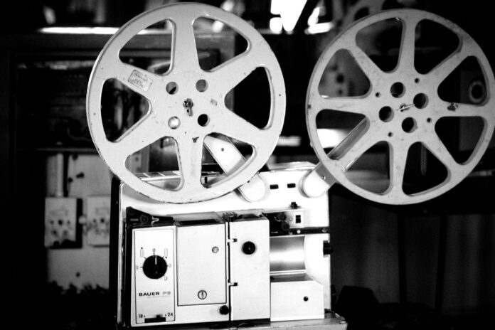 Proiector cinematografic cu două role de film