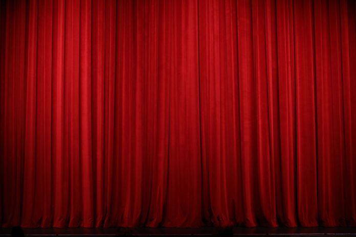 Cortină roșie de teatru