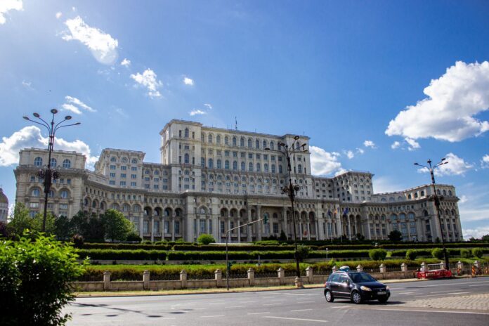 Palatul Parlamentului din București, clădirea care găzduiește MNAC