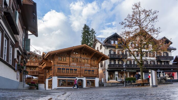 Clădiri cu fațade din lemn pe promenada din Gstaad