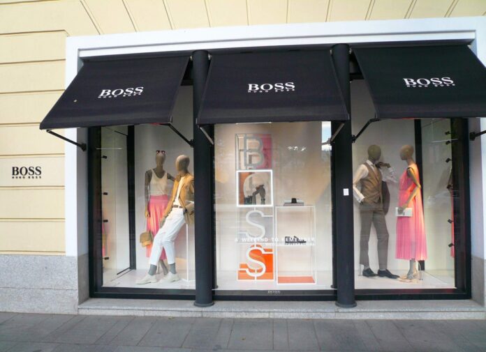 Vitrina unui magazin Hugo Boss din Madrid
