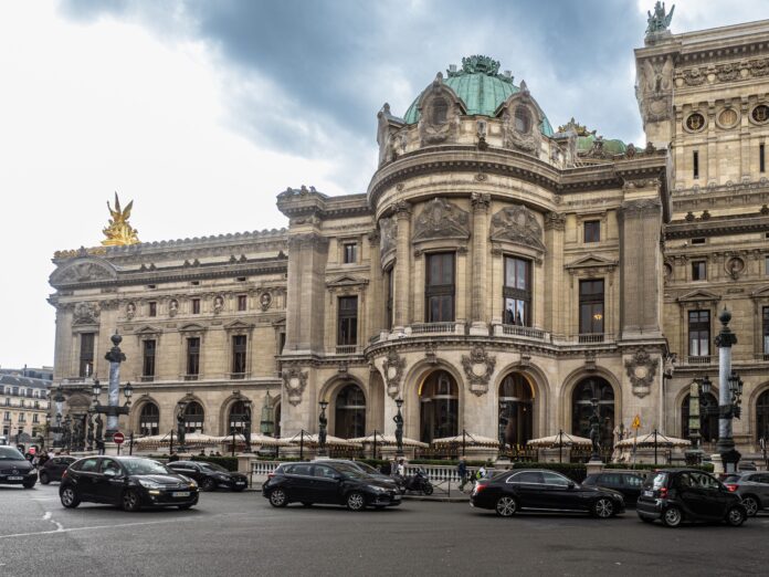 Fațada Palais Garnier din Paris