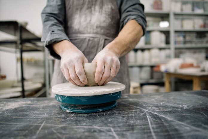 Modelarea unui vas de lut într-un atelier de ceramică