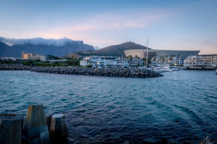 Panoramă a zonei portuare din Cape Town, cu munții în fundal