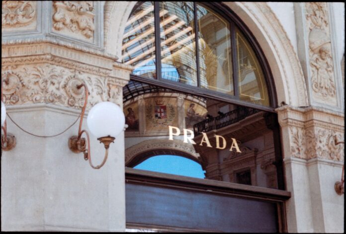 Fațada magazinului Prada din Galleria Vittorio Emanuele II, Milano