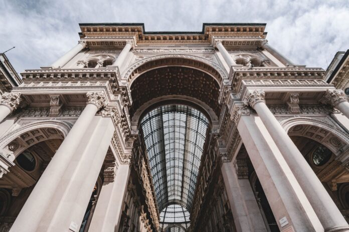 Acoperișul de sticlă și arcada Galleriei Vittorio Emanuele II