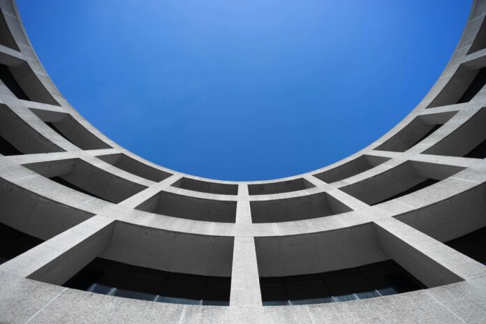 Fațada curbată a Muzeului Hirshhorn, văzută de jos