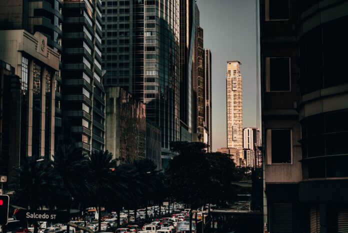 Clădiri înalte și trafic stradal în Makati